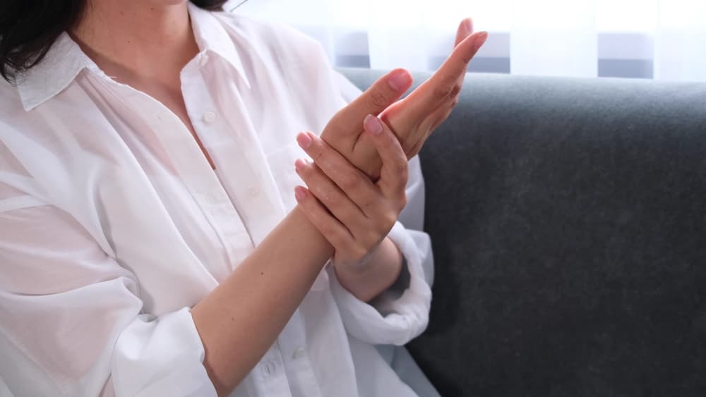 women with wrist pain