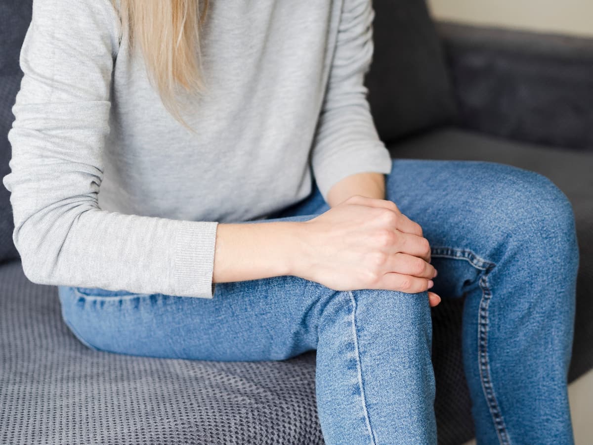 what causes knee pain in females|knee cartilage